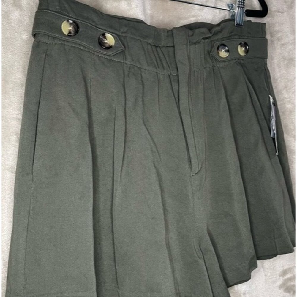a.n.a New Approach Wear High Waisted Oregano Pleated Shorts Decorative Buttons - Picture 3 of 11